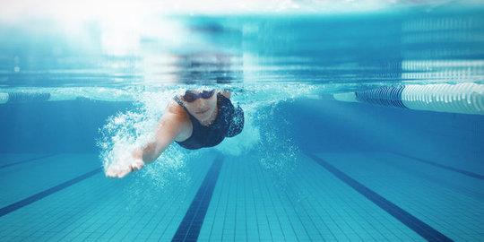 Cara Berenang Gaya Bebas untuk Pemula, Lengkap dan Mudah Dipraktikkan