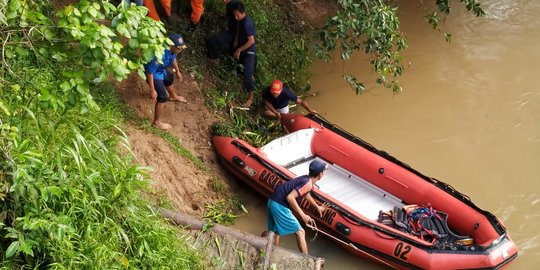 Mandi di Sungai Lubai Pakai Ban, 2 ABG Cewek Hanyut dan Tenggelam