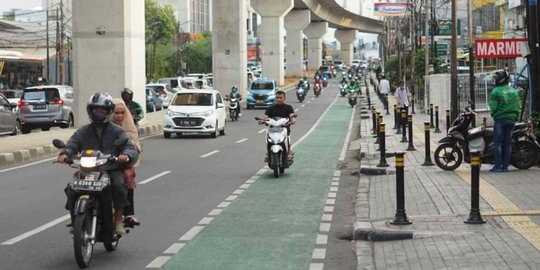 Minim Kesadaran, Pemotor Masih Nekat Melintas di Jalur Sepeda