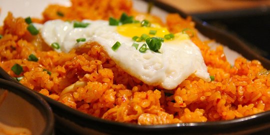 Cara Membuat Nasi Goreng Korea alias Kimchi Bokkeumbap | merdeka.com
