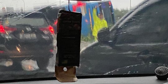 Bus Terguling, Lalu Lintas Tol Arah Soekarno-Hatta Macet Panjang