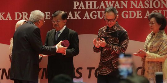 JK Terima Anugerah Dr. Ide Anak Agung Gde Agung