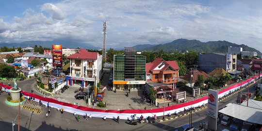 Hari Patriotik, Merah Putih Sepanjang 2.300 Meter Terbentang di Gorontalo