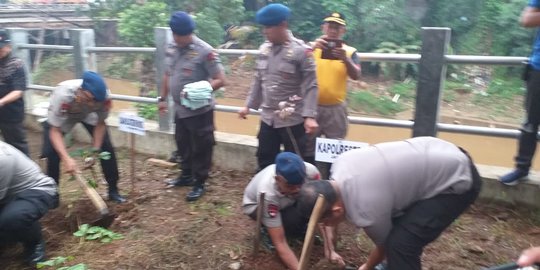 1.000 Pohon Ditanam TNI-Polri di Kali Ciliwung Antisipasi Banjir