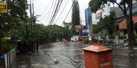 Hujan Deras Guyur Jakarta Sejak Pagi, Jl Tebet Barat Dalam Raya Tergenang