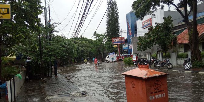 Hujan Deras Guyur Jakarta Sejak Pagi, Jl Tebet Barat Dalam Raya ...