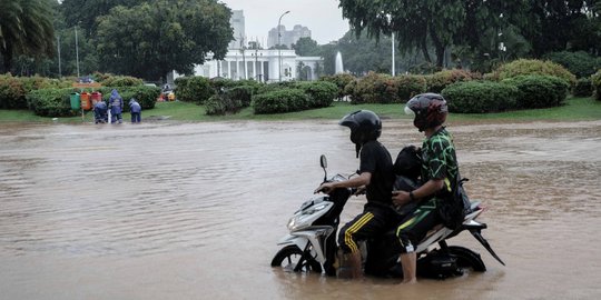 Hujan Lebat, Jalanan Depan Istana Merdeka Banjir