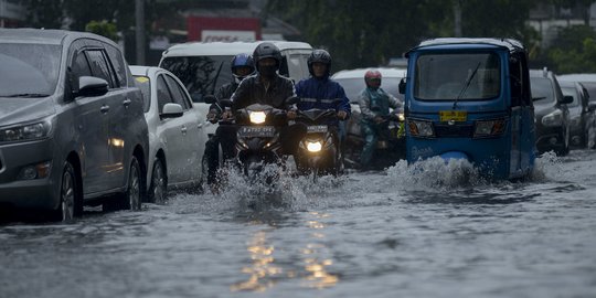 Pengendara Terjang Banjir Setinggi 30 Cm di Jalan Sukarjo Wiryopranoto