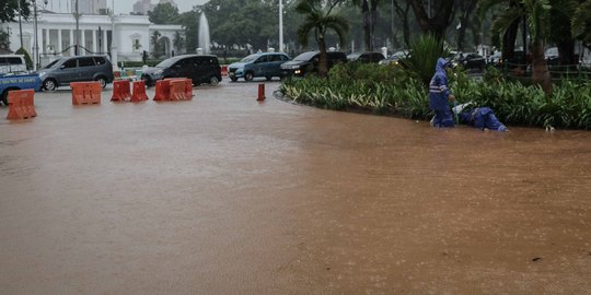 Banjir di Pintu Barat Monas Diduga Akibat Saluran Air Tersumbat Tanah