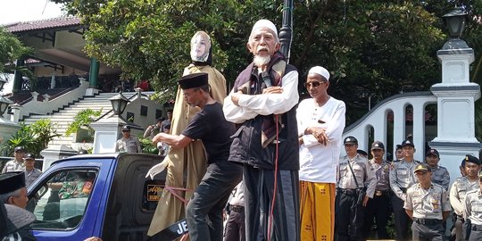Bawa Boneka Bupati, Pendemo Sindir Jember seperti Kerajaan