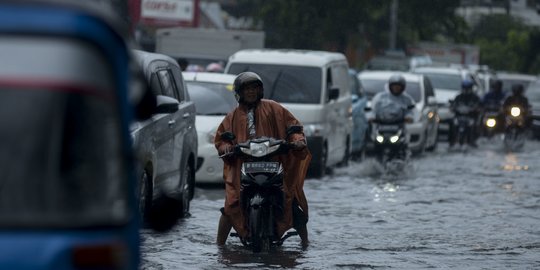 Hujan Seharian, Banjir Merendam Sejumlah Lokasi di Kota Tangerang