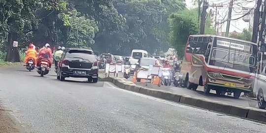 Aspal di Jalan Raya Bogor-Jakarta Menggelembung, Pengendara Diminta Waspada
