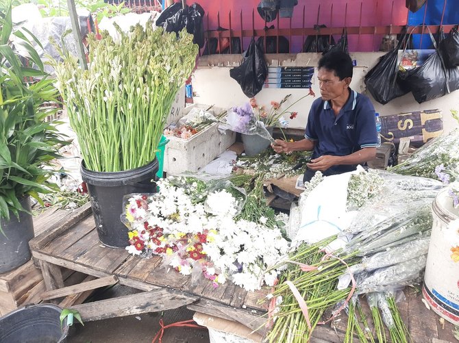 pedagang burung pipit dan bunga di petak sembilan