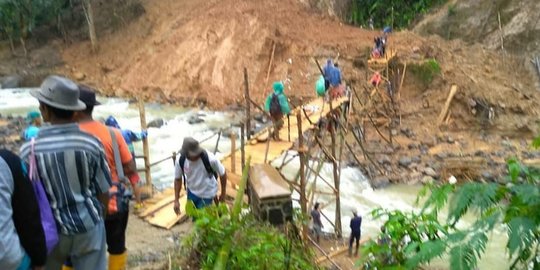 Jembatan Darurat Penghubung Desa yang Terisolir di Sukajaya Bogor