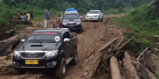 Tak Seperti Jakarta, di Papua Mobil-Mobil 'Gagah' nan Mewah Ini Dijadikan Angkot