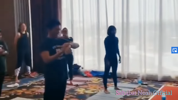 Potret Ariel Yoga Bareng Emak Emak Bikin Konsentrasi Pecah Semua Halaman Merdeka Com