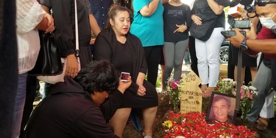 Tersangka MeMiles Dokter Eva Minta Maaf di Pusara Johny Indo