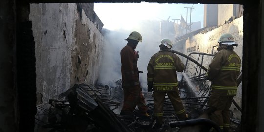 Kebakaran Rumah Padat Penduduk di Peninggaran Timur, 1 Orang Tewas