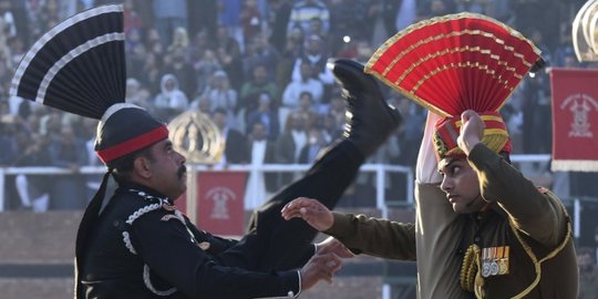 Aksi Penjaga Perbatasan India dan Pakistan Unjuk Gigi dalam Tradisi Beating Retreat