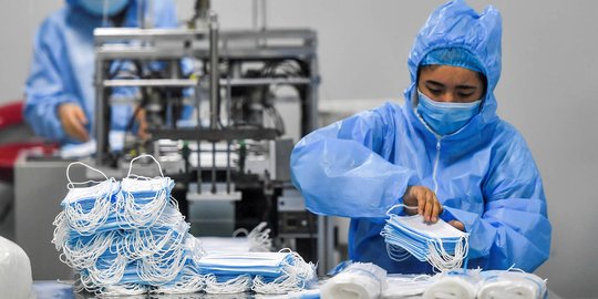 Virus Corona Menyebar, China Tambah Produksi Masker dan Baju Pelindung