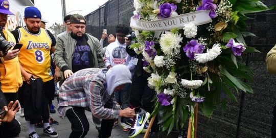 yang gantungkan sepatu di karangan bunga rev1