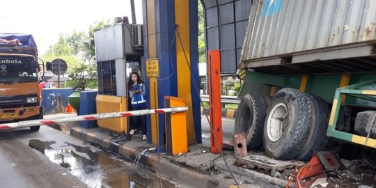 Rem Blong Kontainer Tabrak Dua Truk dan Gardu Tol di 