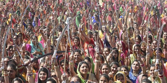 Aksi Ribuan Wanita Cantik India Pecahkan Rekor Menari Pedang