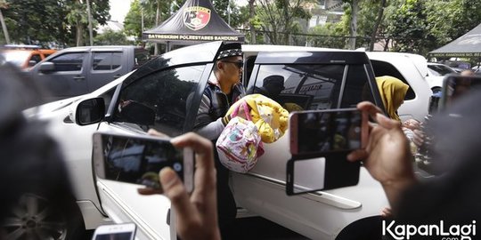 Teddy Ajak Anak Bayinya ke Polrestabes Bandung Jelang Hasil Autopsi Diumumkan