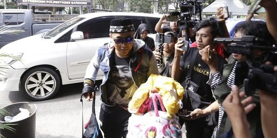 Datang ke Polres Bandung, Sikap Teddy Bawa Bayi Jadi Sorotan