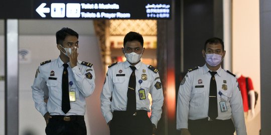 Cegah Virus Corona, Warga Pakai Masker di Bandara Soetta