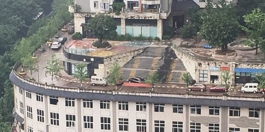 Atap Unik Gedung Potret Jalan Raya Rel Kereta di Atas Gedung Indah dan 