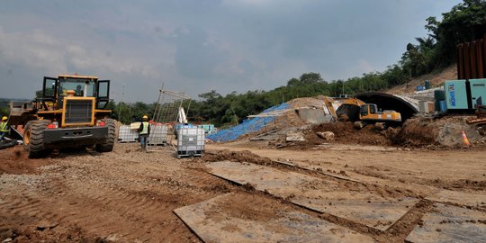 KCIC Minta Bantuan Luhut Soal Pembebasan Lahan Proyek Kereta Cepat Jakarta-Bandung