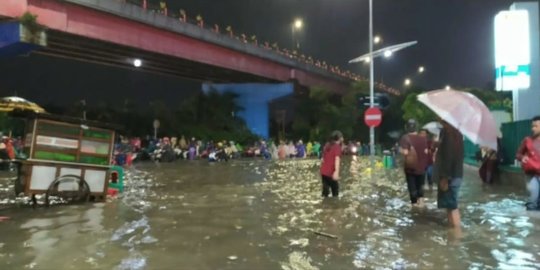Surabaya Diguyur Hujan Lebat, Sejumlah Ruas Jalan Tergenang Banjir