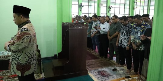 Mendagri Jadi Imam Salat Jumat di Masjid At-Taqwa Surabaya