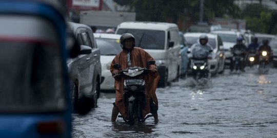 Hujan Deras Sebabkan Banjir di Depan Istana Negara