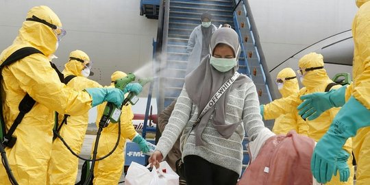 Antisipasi Corona, WNI dari Wuhan Disemprot Disinfektan Saat Tiba di Batam