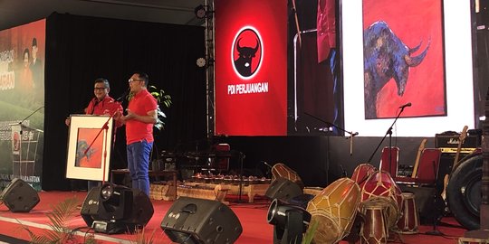 Ridwan Kamil Beri Hadiah Lukisan Banteng untuk Megawati
