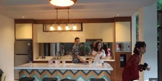 11 Potret Villa Christian Sugiono Dan Titi Kamal Di Bali Mewah Banget Merdeka Com<script async src=