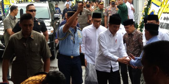 Jokowi Melayat ke Rumah Duka Gus Sholah