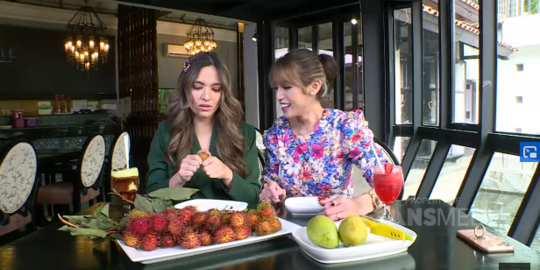 makan buah rambutan