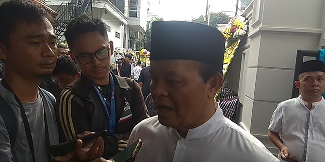Hidayat Nur Wahid Pimpin Doa Pelepasan Jenazah Gus Sholah ke Jombang