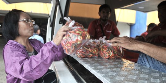 Warga Serbu Operasi Cabai Murah di Pasar Senen