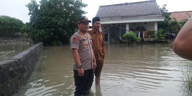 Banjir Rendam Tangerang, Polisi Bujuk Warga Agar Mau Mengungsi ...