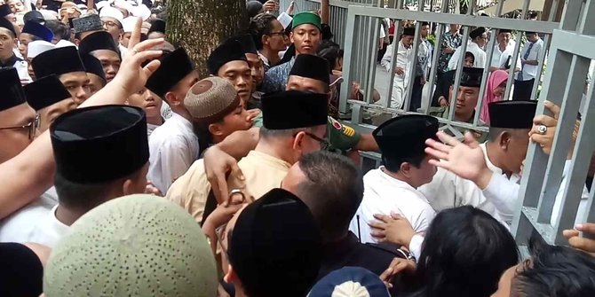 Ribuan Pelayat Gus Sholah Berdesakan, Pintu Pagar Makam Jebol