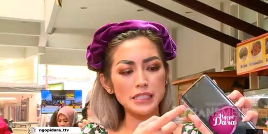 bongkar tas nia ramadhani, jessica iskandar tak menyangka sahabatnya bawa benda ini