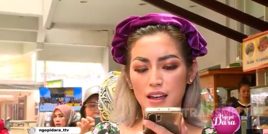 bongkar tas nia ramadhani, jessica iskandar tak menyangka sahabatnya bawa benda ini