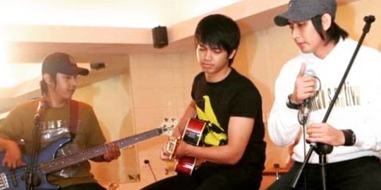 Tommy Kurniawan Posting Foto Lawas, Ternyata Pernah Jadi Anak Band
