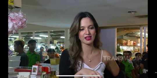 Gaya Kece Nia Ramadhani Saat Pertama Kali Belanja ke Pasar Tradisional