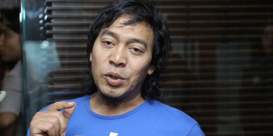 6 Potret Rumah Komeng, Besar dan Ada Musala Khusus di Luar