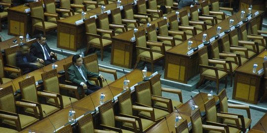 xi dpr pertanyakan kinerja ojk rev1